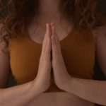 Znaczenie namaste: jak poprawnie używać gestu i pozdrowienia