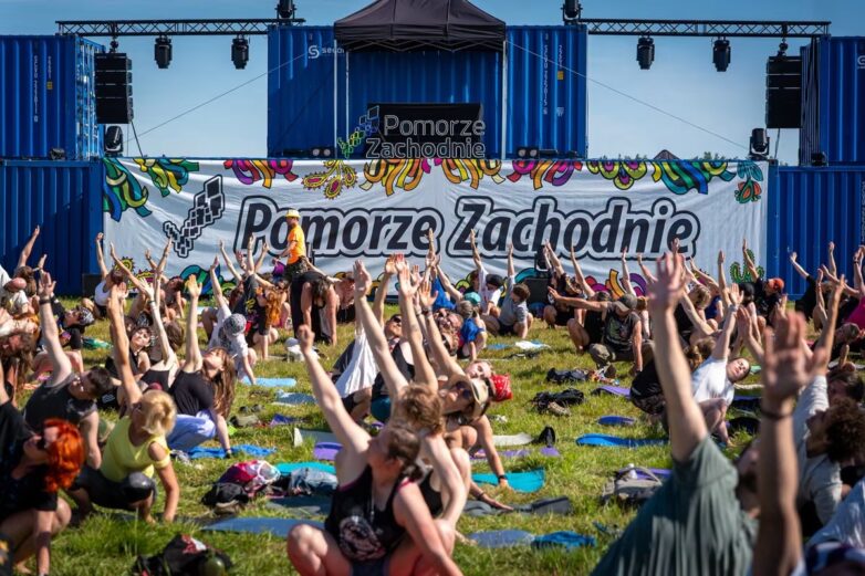 1120 osób, trzy poranki i emocje na PolandRock 2026 – joga i zajęcia MDance na Strefie Pomorza Zachodniego