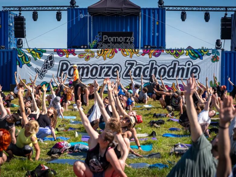 1120 osób, trzy poranki i emocje na PolandRock 2026 – joga i zajęcia MDance na Strefie Pomorza Zachodniego