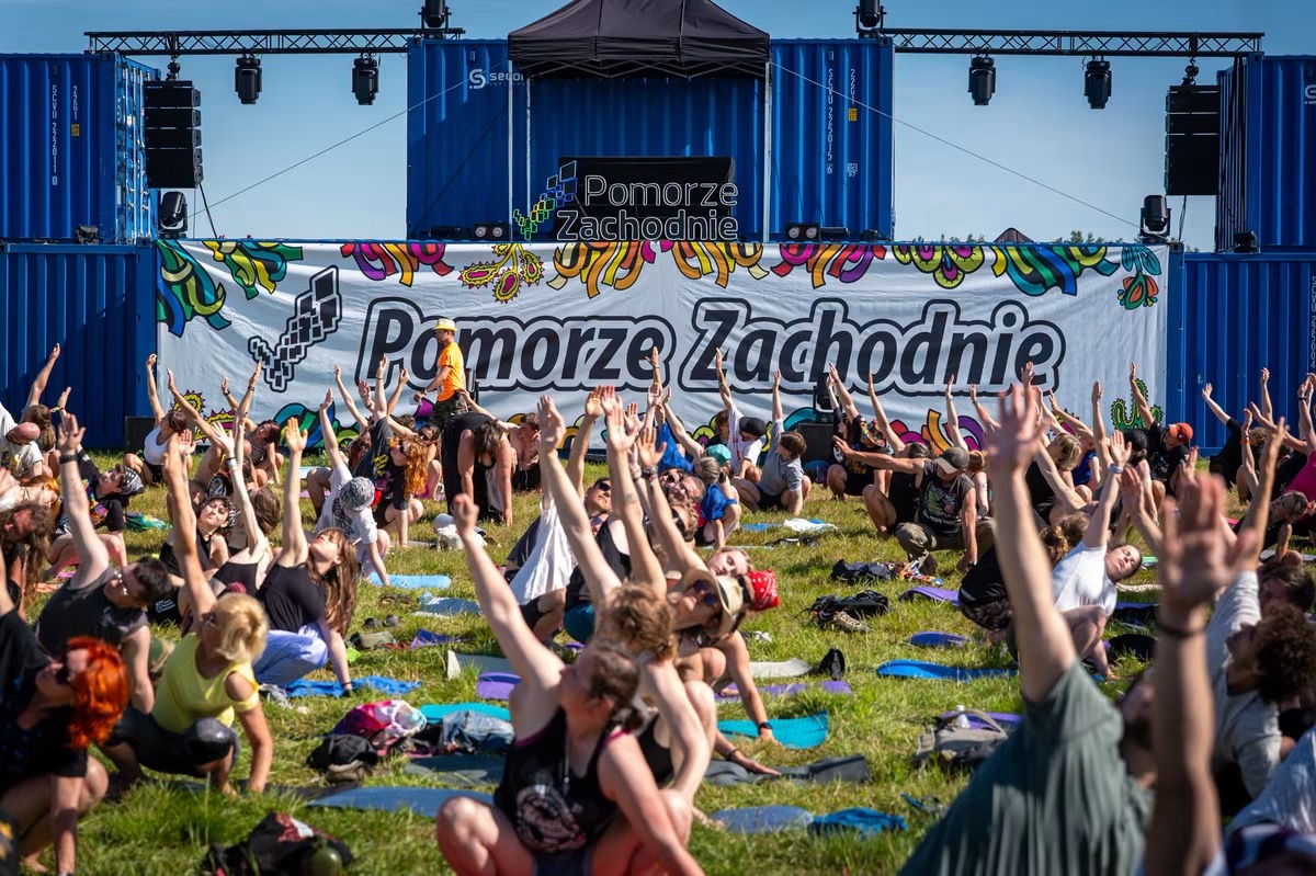 1120 osób, trzy poranki i emocje na PolandRock 2026 – joga i zajęcia MDance na Strefie Pomorza Zachodniego